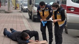 Kaldırımda krize giren genç ambulansla hastaneye kaldırıldı