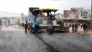 Karakocalı'da bağlantı köprüsüne sıcak asfalt