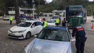 Kemer'de emniyet kemeri ve cep telefonu denetimi