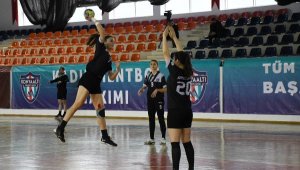 Kemer'de hentbol müsabakası