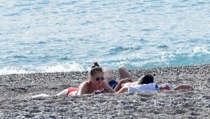 Kısıtlamada turistlerin sahilde güneş keyfi