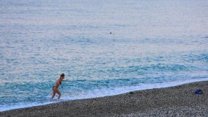 Kısıtlamadan muaf turistler denize girdi