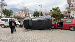 Kontrolsüz kavşakta zincirleme kazada anne-oğul hafif yaralandı