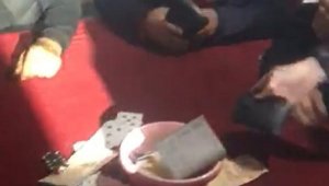 Kumar baskını düzenleyen polis, içeriye 'Selamünaleyküm polis' diyerek girdi