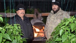 Kumluca'da sera üreticileri don nöbetine başladı