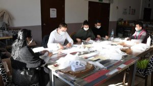 Maskeler düğün salonunda dikiliyor