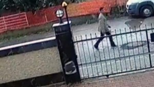 Maskesiz keşif yaptı, ardından maske takıp balkondaki masayı çaldı