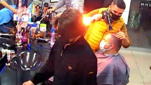 Müşterinin saçını kuruturken, fön makinesi alev aldı
