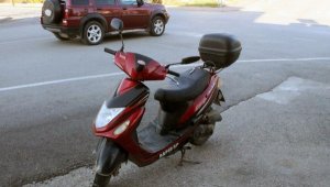 Önüne çıkan araçtan korkunca motosikletiyle yola devrildi