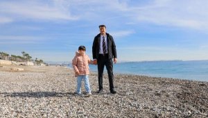 Özge, yeni proteziyle çok sevdiği sahilde yürüdü