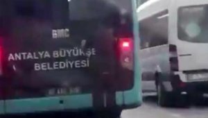 Patenli genç, otobüs şoförünün geldiğini görünce kaçtı
