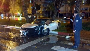 Refüje çıkıp, ağaca çarpan lüks otomobildeki 2 kişi yaralandı