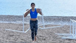 Rekortmen atlet, sahilde koşarak olimpiyata hazırlanıyor