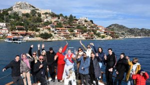 Rus turistlerin kış ortasında Kekova'da deniz keyfi