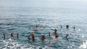 Rus ve Kazak turistlerin deniz keyfi