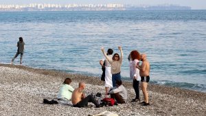 Sessizliğe bürünen Antalya, turistlere kaldı