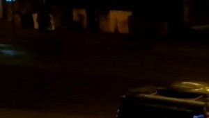 Sokakta yılbaşı kutlayan gençler polisi görünce kaçtı
