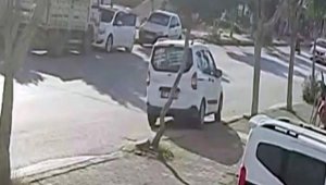Sürücüsünün el freni çekmediği araç, caddeyi geçip park halindeki araçlara çarptı