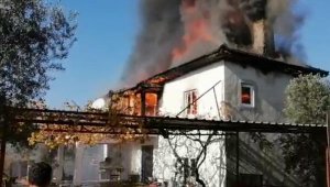 Tarlaya giden çiftin iki katlı evi alev alev yandı