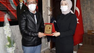 Trafik kurallarına uyan duyarlı sürücülere plaket