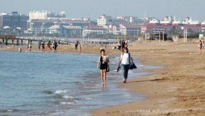 Turistlerin kısıtlamada deniz keyfi
