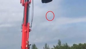 Vince bağlı 30 metre yükseklikteki otomobilde tehlikeli çekim