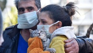 Yangında mahsur kalan kedisine kavuşunca gözyaşı döktü