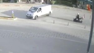 Yaşam mücadelesi veren kuryenin trafik kazası, güvenlik kamerasında