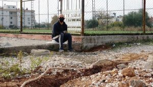 Yeraltındaki şebeke kablosunu keserle kazıp çalarken yakalandı