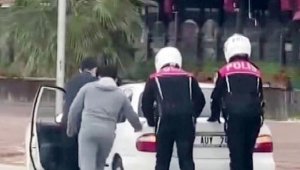 Yolda arızalanan otomobili iten polislere övgü