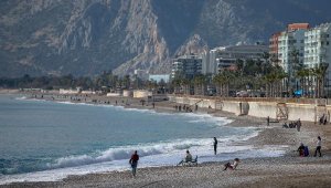 Yurdun büyük bölümünde kar, Antalya'da deniz keyfi