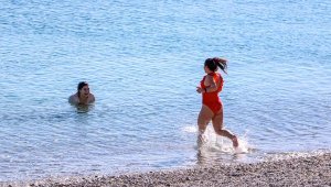 Zirvesi karla kaplı Toros Dağları manzarası eşliğinde deniz keyfi