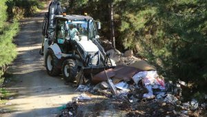 Alanya Belediyesi ormanda moloz temizledi