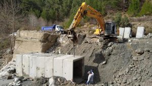 Alanya kırsalında yağış sonrası bozulan yollar onarılıyor