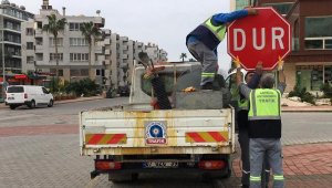 Alanya'da trafik levhaları tek tek elden geçiriliyor