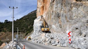 Antalya- Mersin karayoluna düşen kayanın kaldırılması için çalışmalar sürüyor