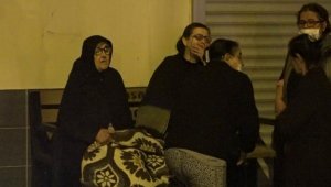 Antalya'da anne- kızın yaşadığı 'çöp' dolu ev, çıkan yangında küle döndü