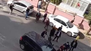 Antalya'da komşu iki aile kavga etti, bir kişi otomobile kafa attı