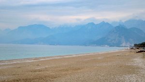 Antalya'da sahil ve sokaklar boş kaldı
