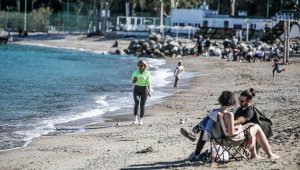 Antalya'da şubat ayının en sıcak gününü sahilde geçirdiler