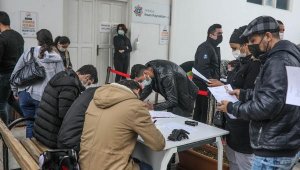Belediyeye iş başvurusunda sosyal mesafe unutuldu