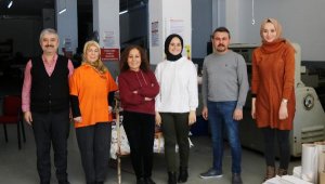 Bu kadınların ojesi de matbaa boyası