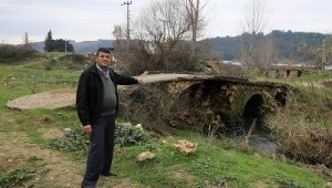 Büyük İskender'in geçtiği söylenen köprüye, traktörlerin geçmesi için beton döküldü