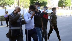 Çaldıkları otomobille kaçmaya çalışan şüpheliler, kovalamacayla yakalandı