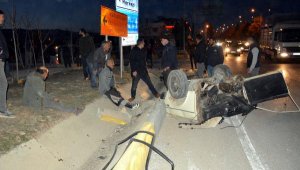 Çarpışan otomobillerden biri ikiye bölündü: 2 yaralı