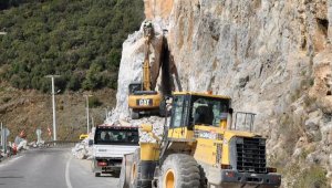 Dev kayanın düştüğü Antalya- Mersin karayolunda çalışmalar sürüyor