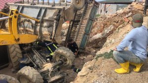 Devrilen traktörün altında kalıp yaralandı
