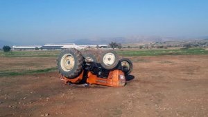 Drift yaparken devrilen traktördeki 3 kişi yaralandı