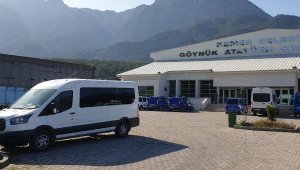 Durdurulan kamyonların kasasından kaçak göçmenler çıktı