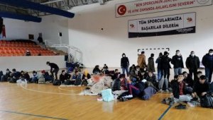 Durdurulan kamyonların kasasından kaçak göçmenler çıktı